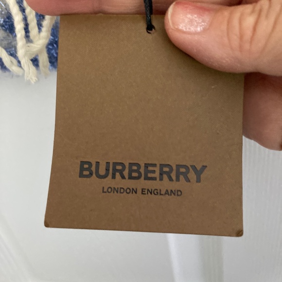 Authentic Burberry glitter scarf - Picture 6 of 7